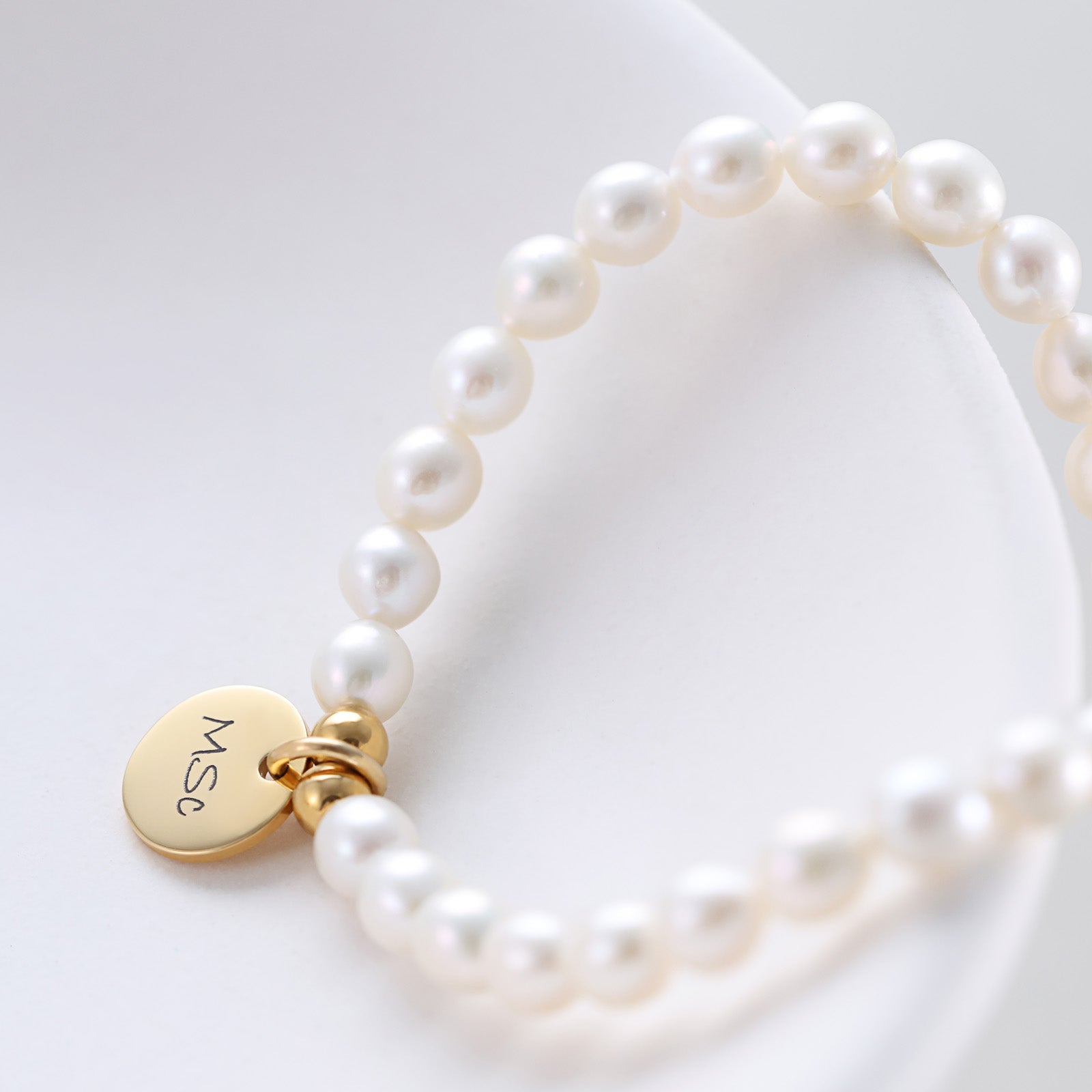 Elegantes Armband aus Süßwasserperlen mit Gravurplättchen Damen Armband VIVIANNASCHMUCK