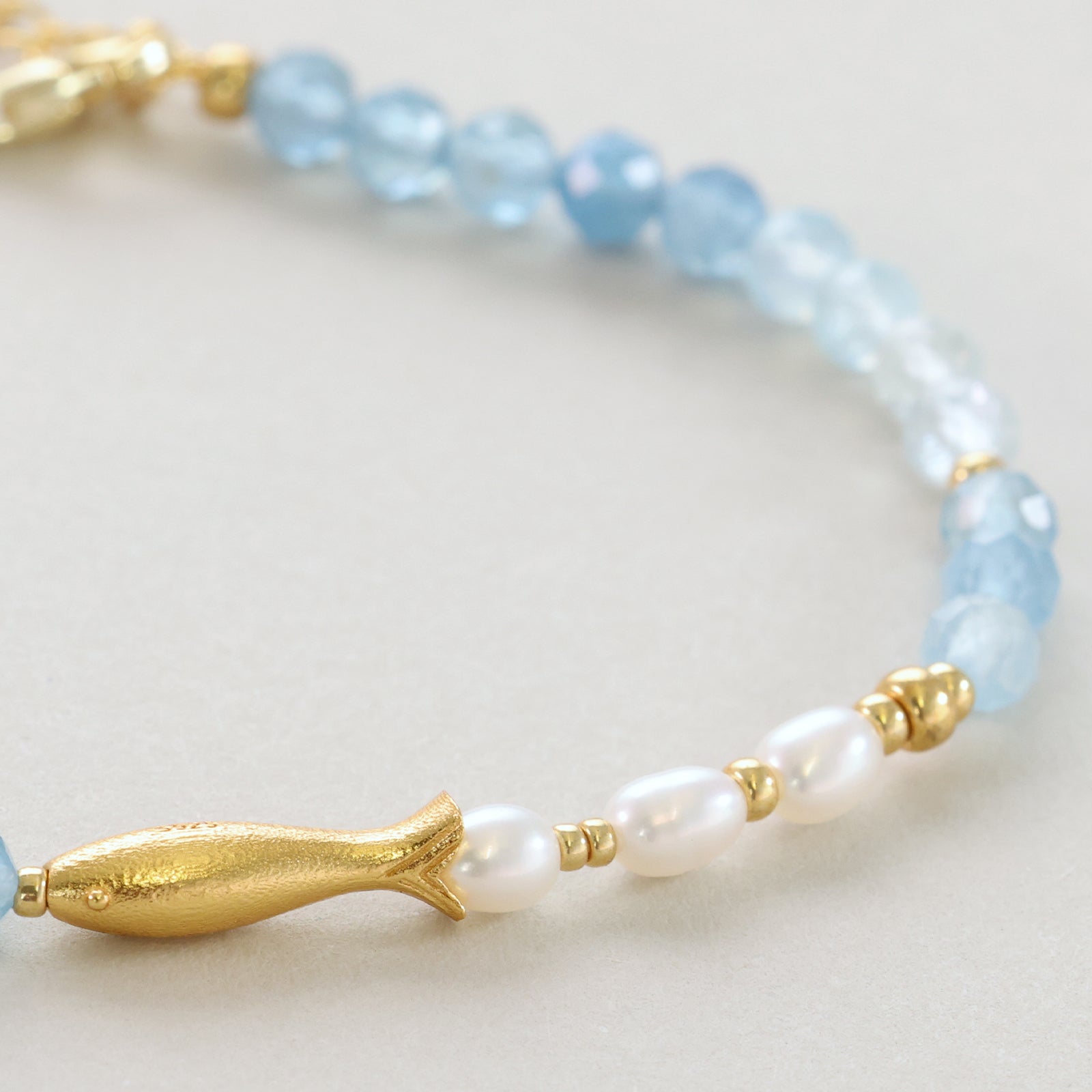 Zartes Fisch-Armband mit Aquamarin & Süßwasserperlen – 925er Silber