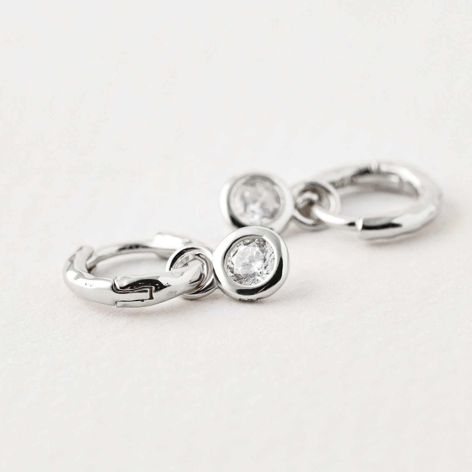 Mini Hammerschlag Creolen Ohrringe mit Zirkonia Anhänger - 925er Sterling Silber Ohrringe VIVIANNASCHMUCK