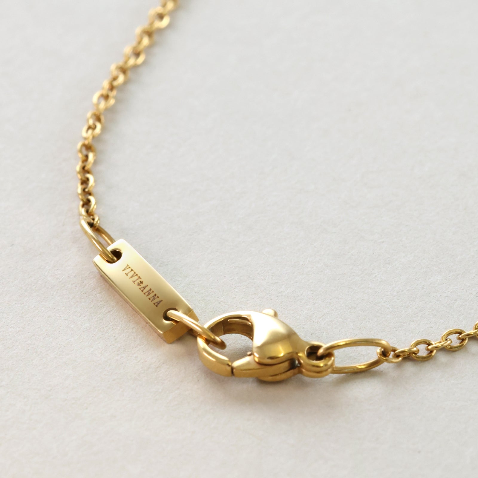 Kreuzkette aus Edelstahl mit schwarzen Zirkonia