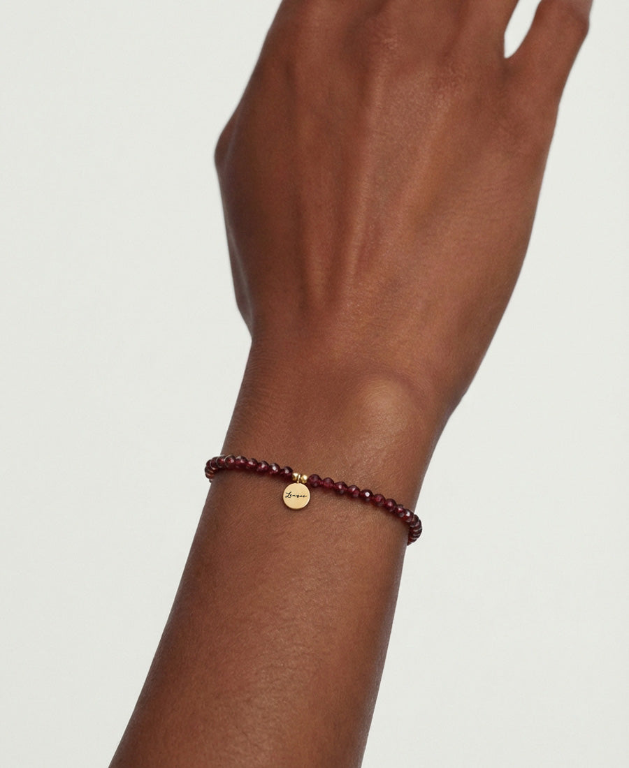 Granat-Chakra-Armband mit Gravurplättchen Damen Armband VIVIANNASCHMUCK
