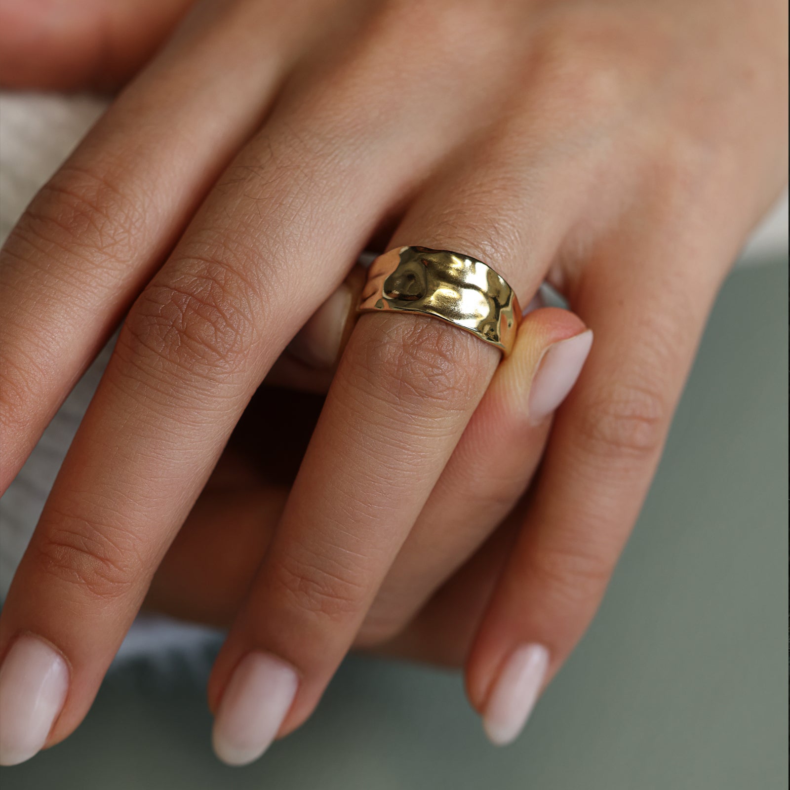 Goldener Ring mit Hammerschlag-Optik – Edelstahl, verstellbar