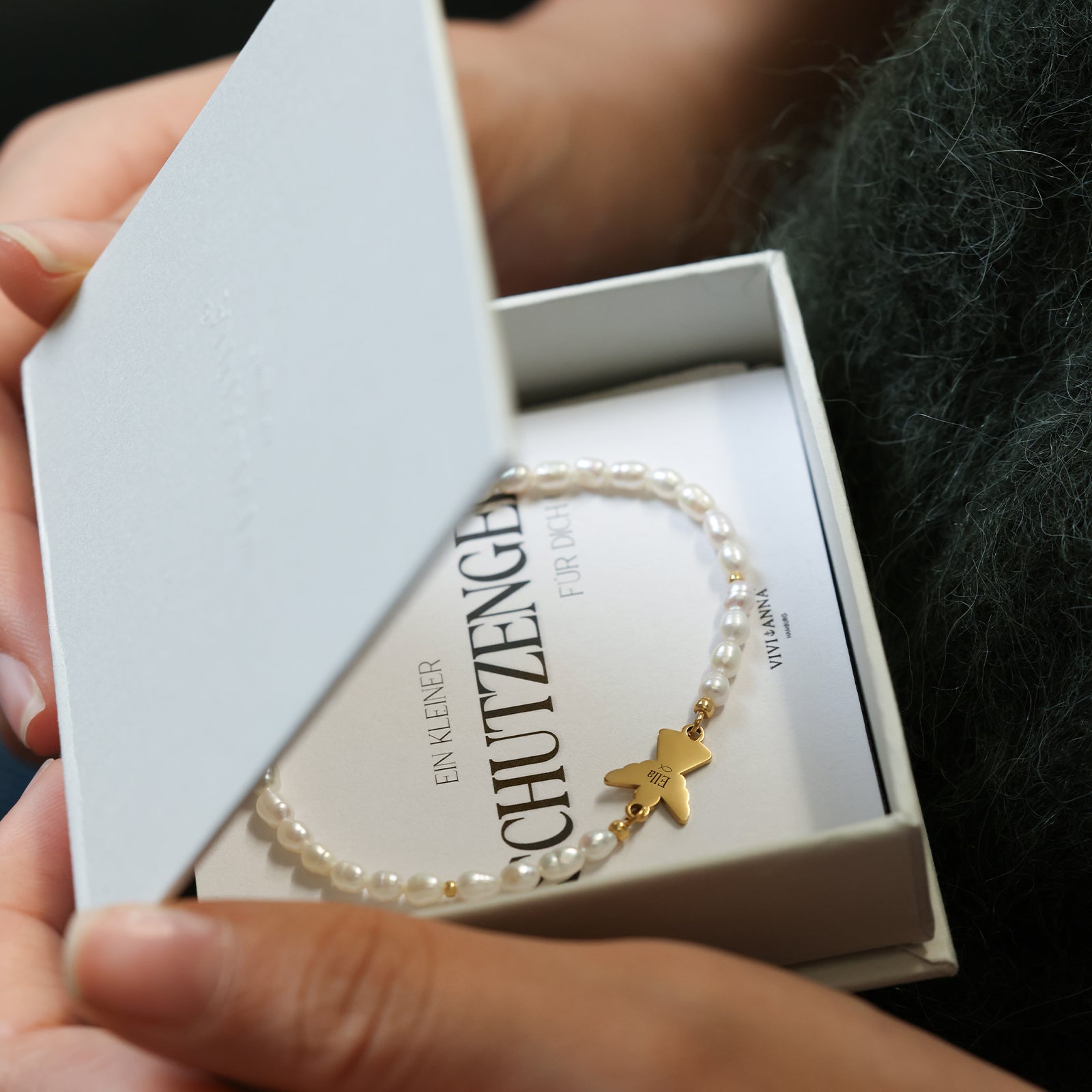 Zartes Süßwasser-Perlenarmband mit Schutzengel - Geschenk mit Karte