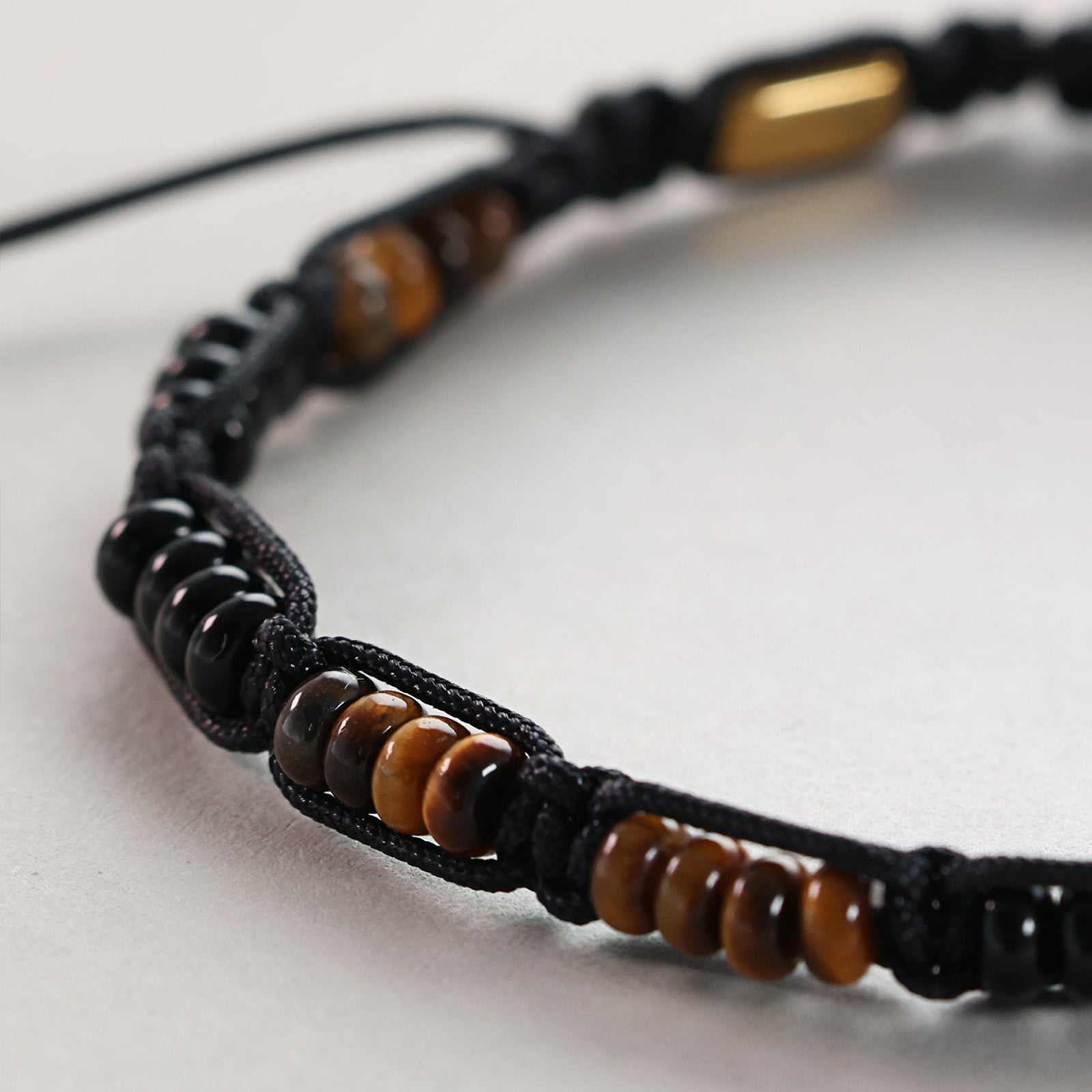 Makramee Armband mit Tigerauge & Onyx – Energie & Gravur