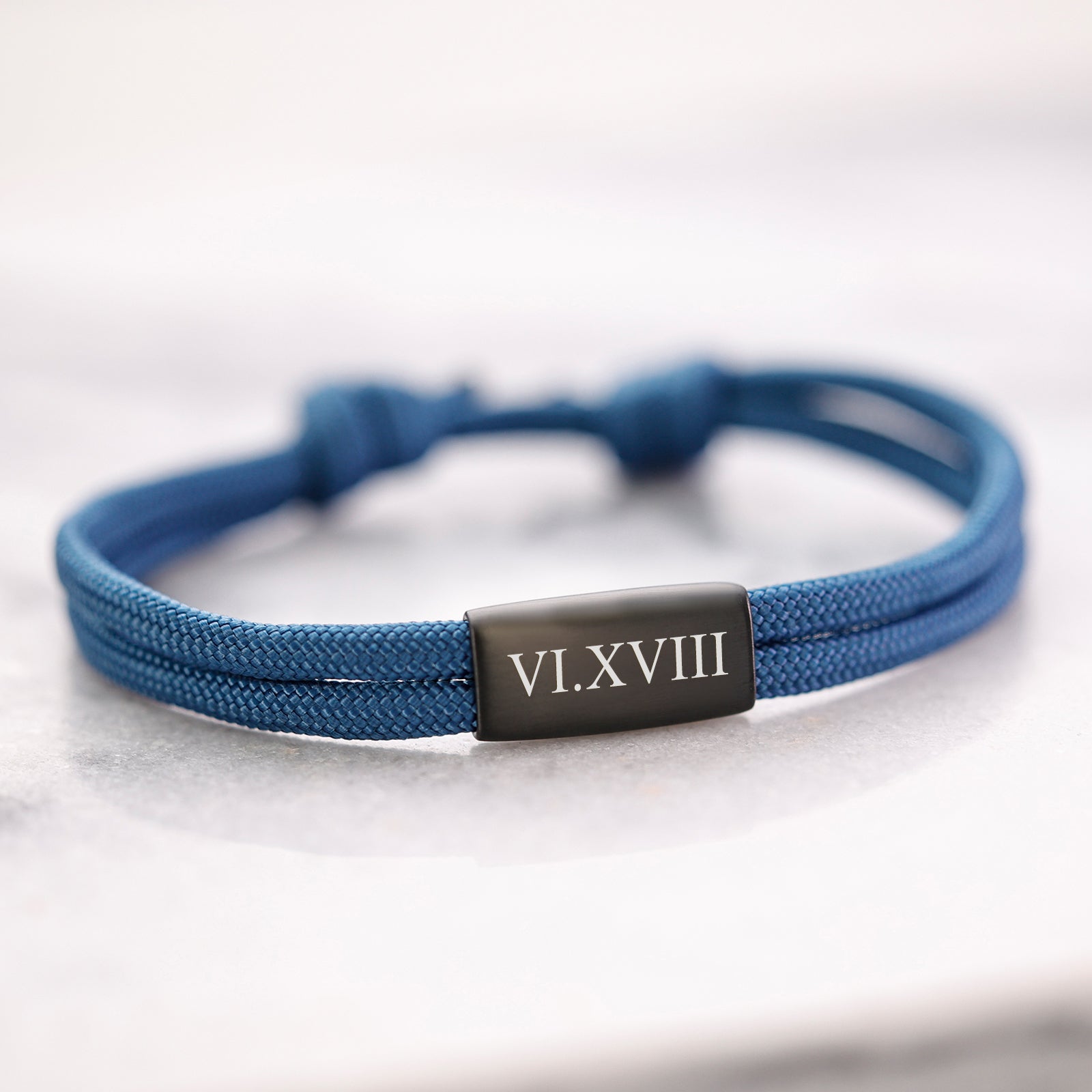 Personalisiertes Segeltau Armband mit Gravur zur Kommunion – blaues Band mit römischen Ziffern graviert