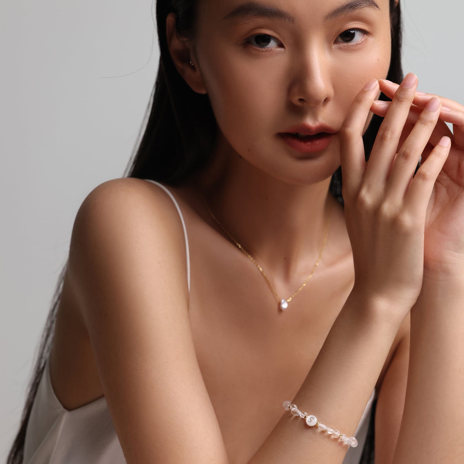 Initialen-Armband aus Bergkristall und Perlmutt Damen Armband VIVIANNASCHMUCK