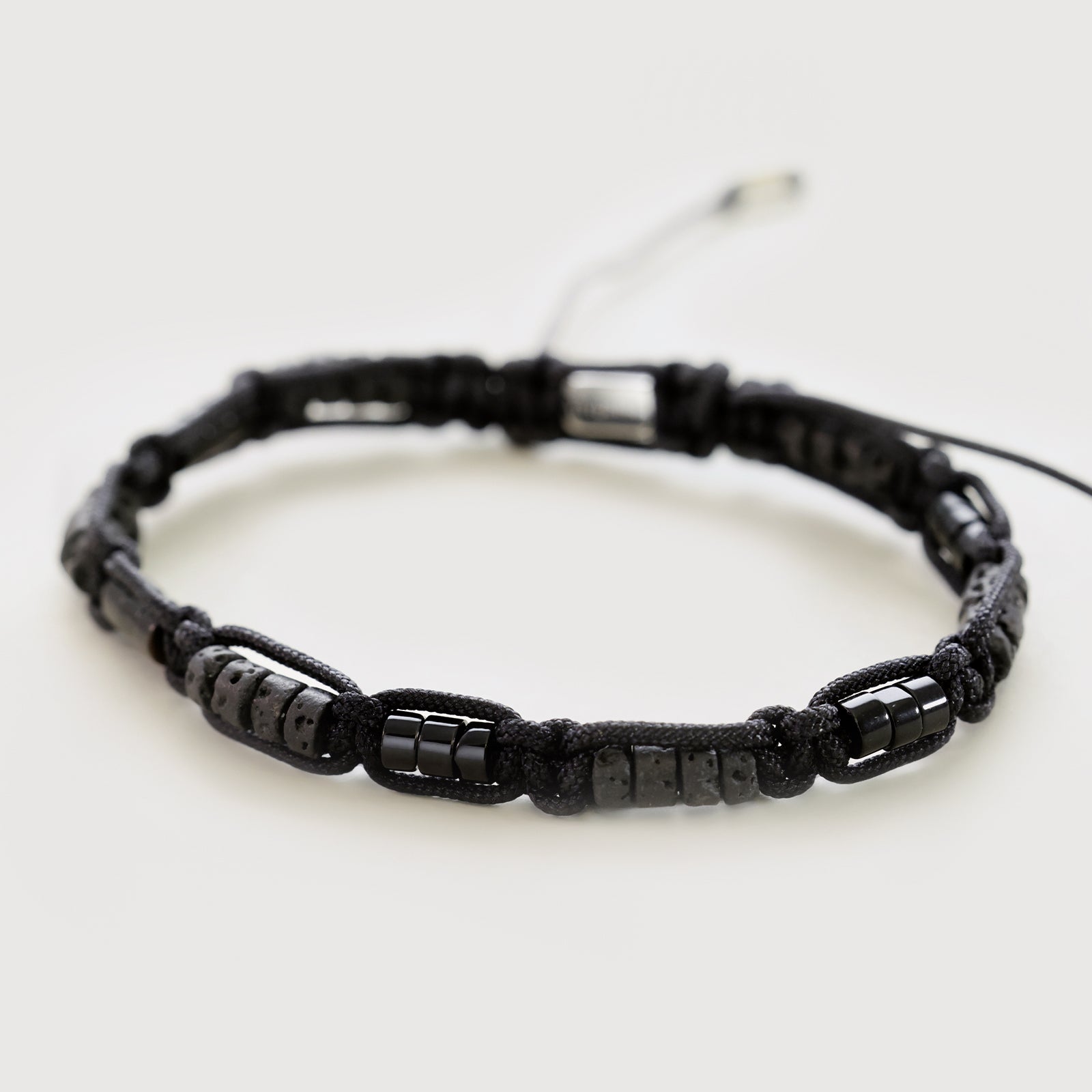 Makramee Armband aus Lava & Schwarzem Turmalin – Energie & Gravur