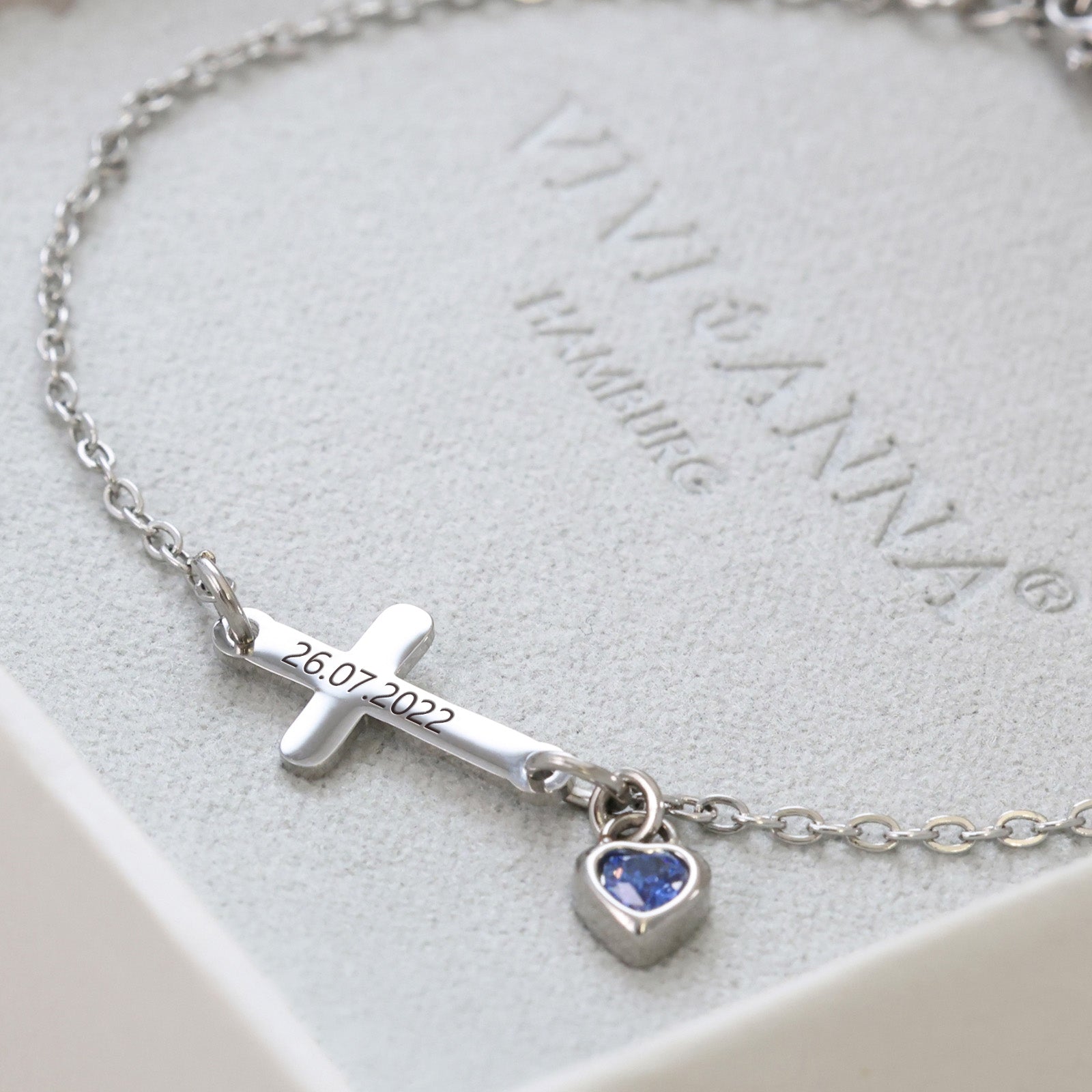 Personalisiertes Kreuzarmband mit herzförmigem Geburtsstein Kinder Armband VIVIANNASCHMUCK
