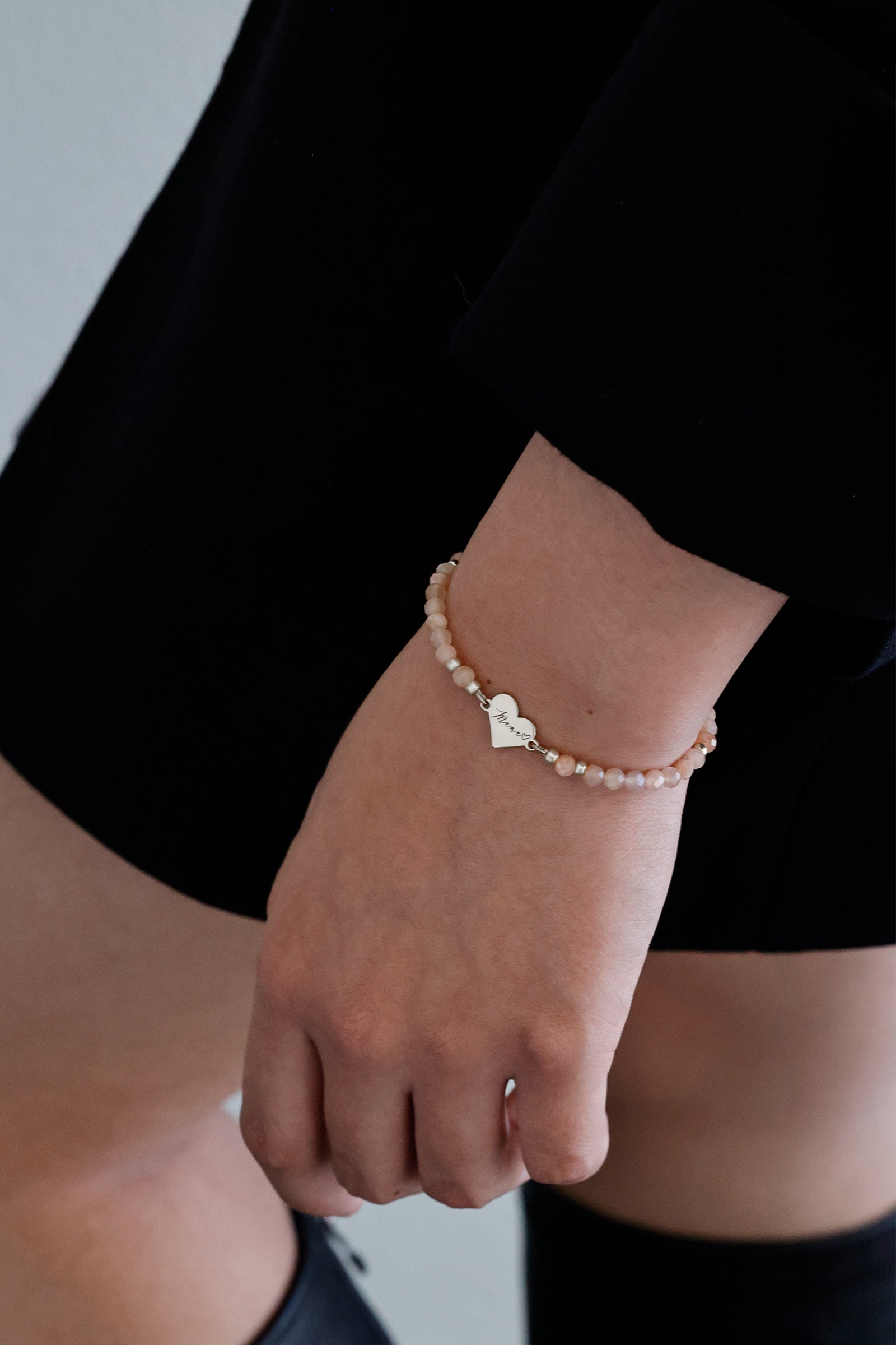 Sonnenstein Armband mit personalisiertem Herz Plättchen