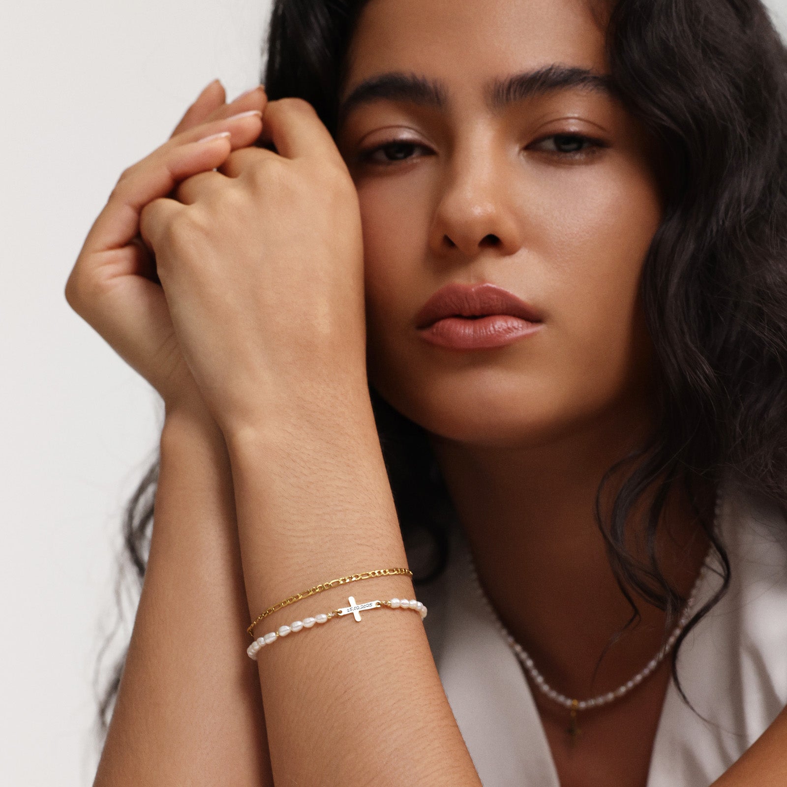 Süßwasserperlenarmband mit Kreuz