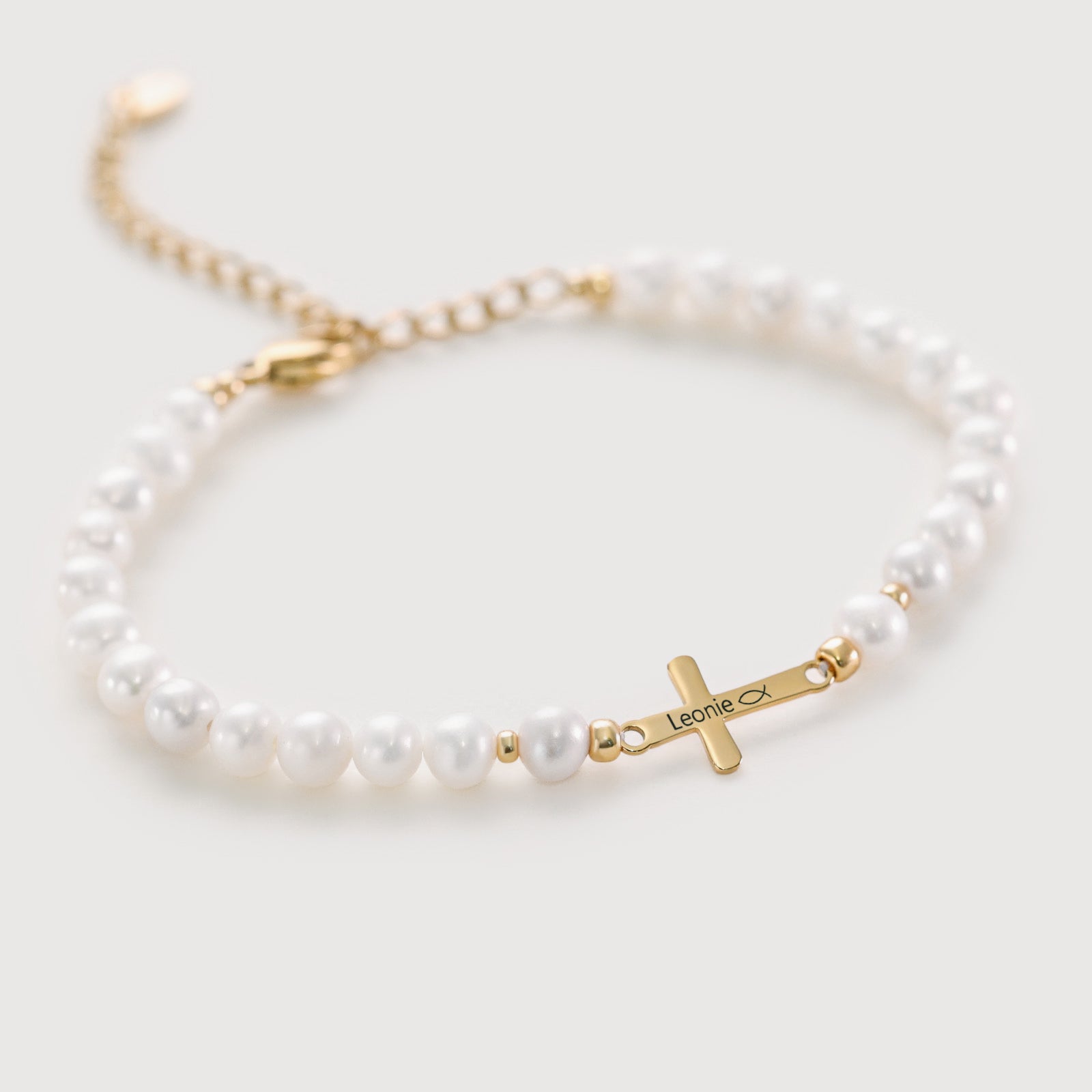 Armband mit Süßwasserperlen & gravierbarem Kreuz