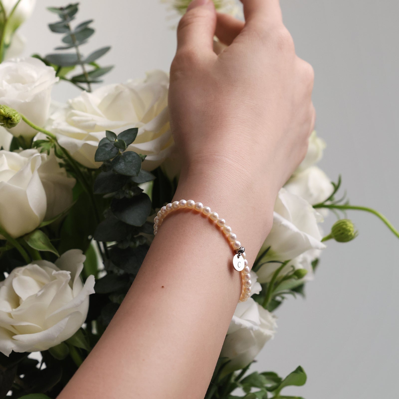 Perlenarmband aus Süßwasserperlen mit rundem Plättchen