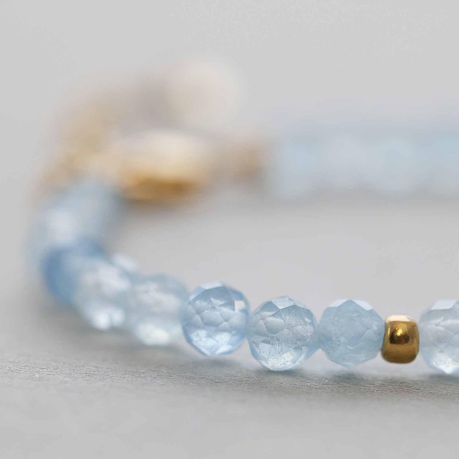 Aquamarin Armband mit Engelanhänger Damen Armband VIVIANNASCHMUCK