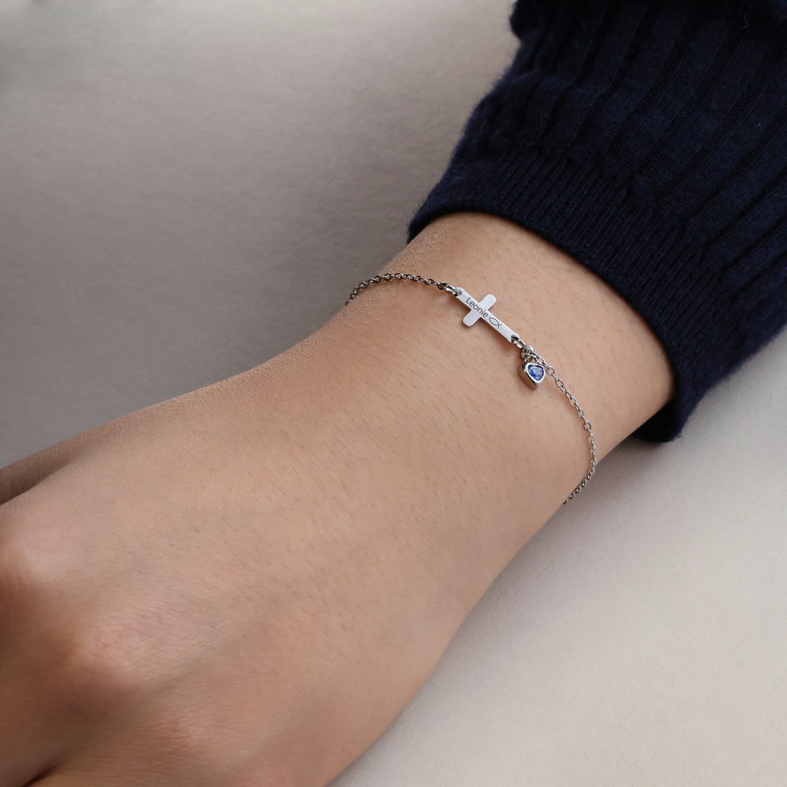 Personalisiertes Kreuzarmband mit herzförmigem Geburtsstein Kinder Armband VIVIANNASCHMUCK