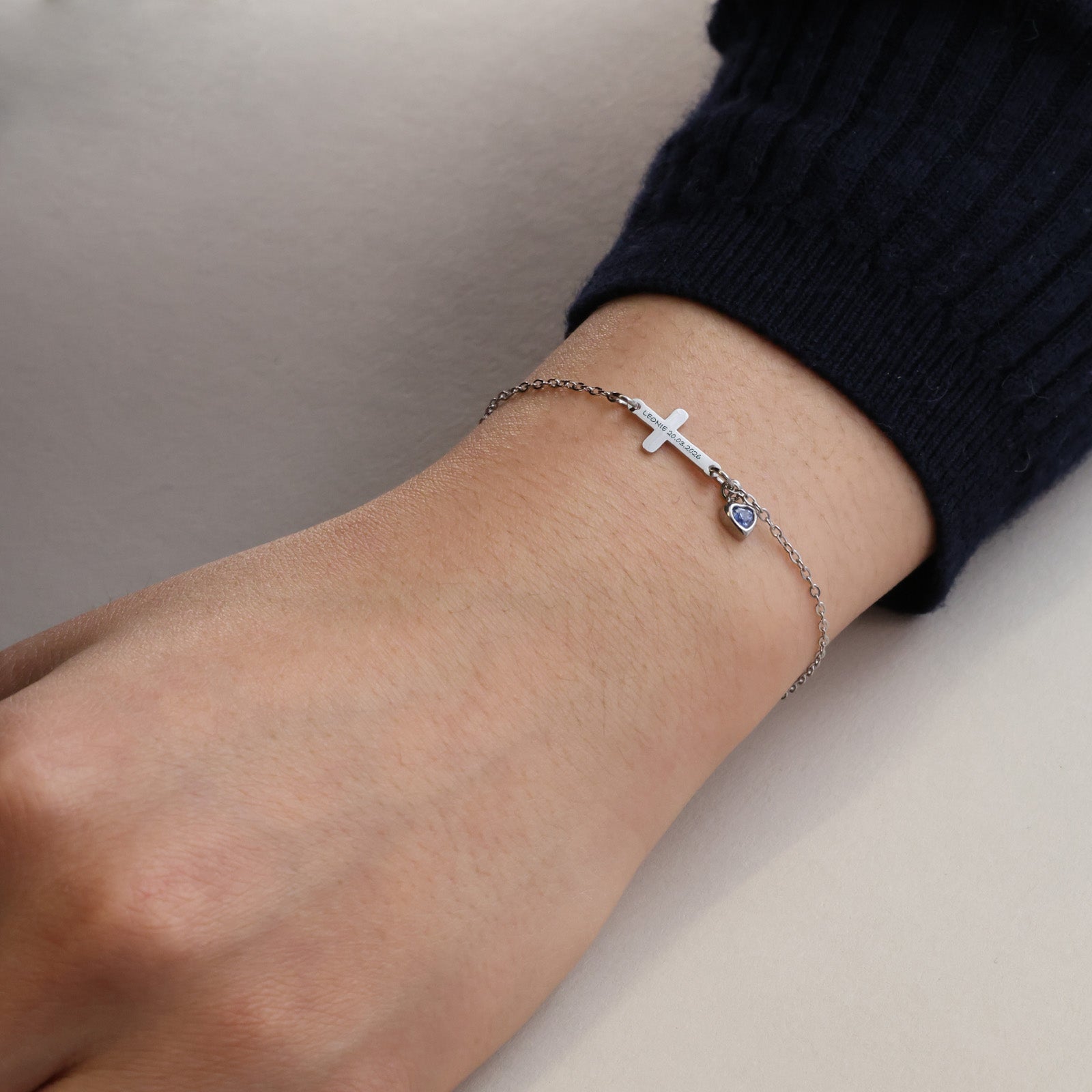 Personalisiertes Kreuzarmband mit herzförmigem Geburtsstein Kinder Armband VIVIANNASCHMUCK