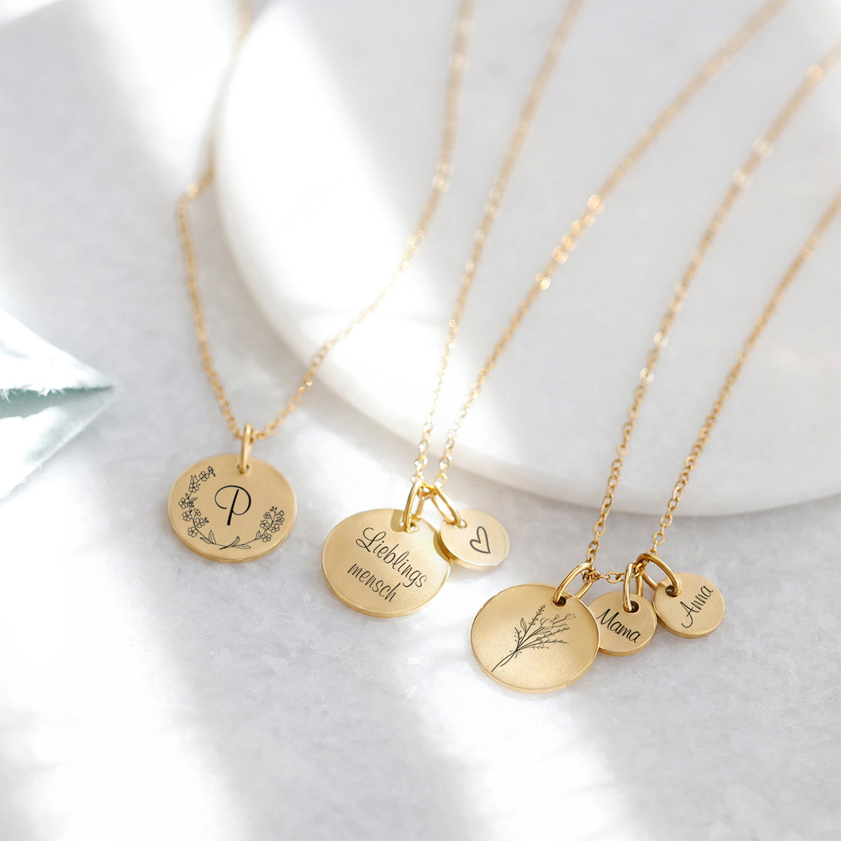 Personalisierte Familienkette mit großen und kleinen Gravurplättchen