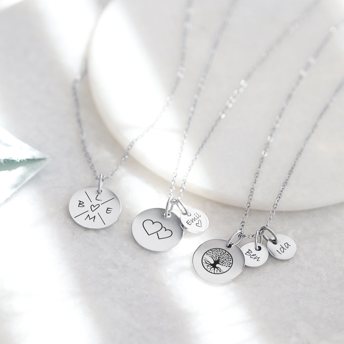 Personalisierte Familienkette mit großen und kleinen Gravurplättchen
