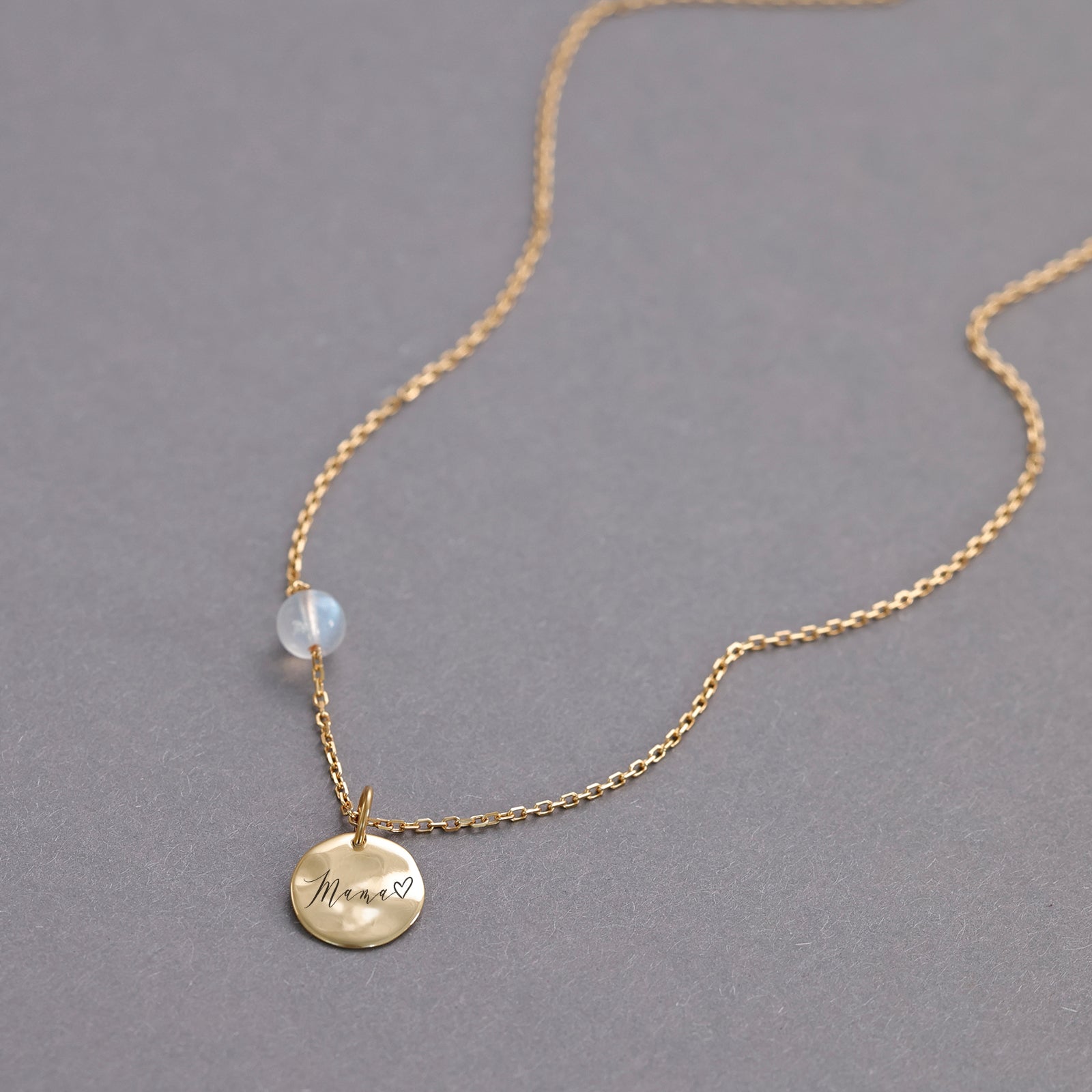 Personalisierte Halskette mit Regenbogenmondstein und Hammerschlag Anhänger - 925er Sterling Silber