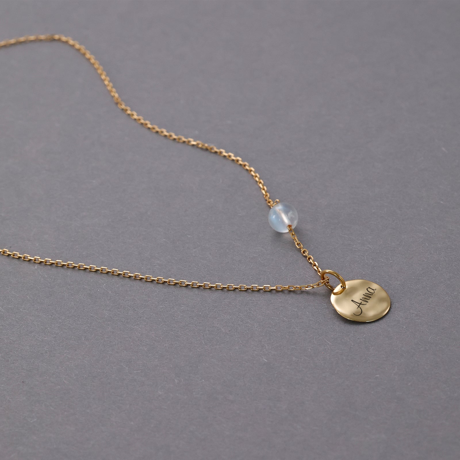 Personalisierte Halskette mit Regenbogenmondstein und Hammerschlag Anhänger - 925er Sterling Silber