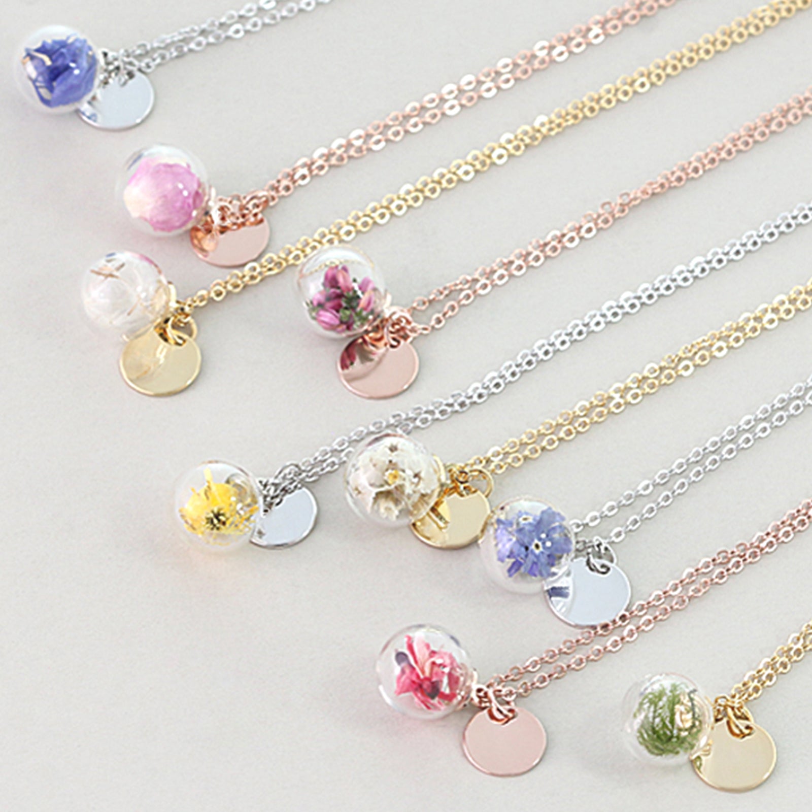 Personalized necklace with real flowers