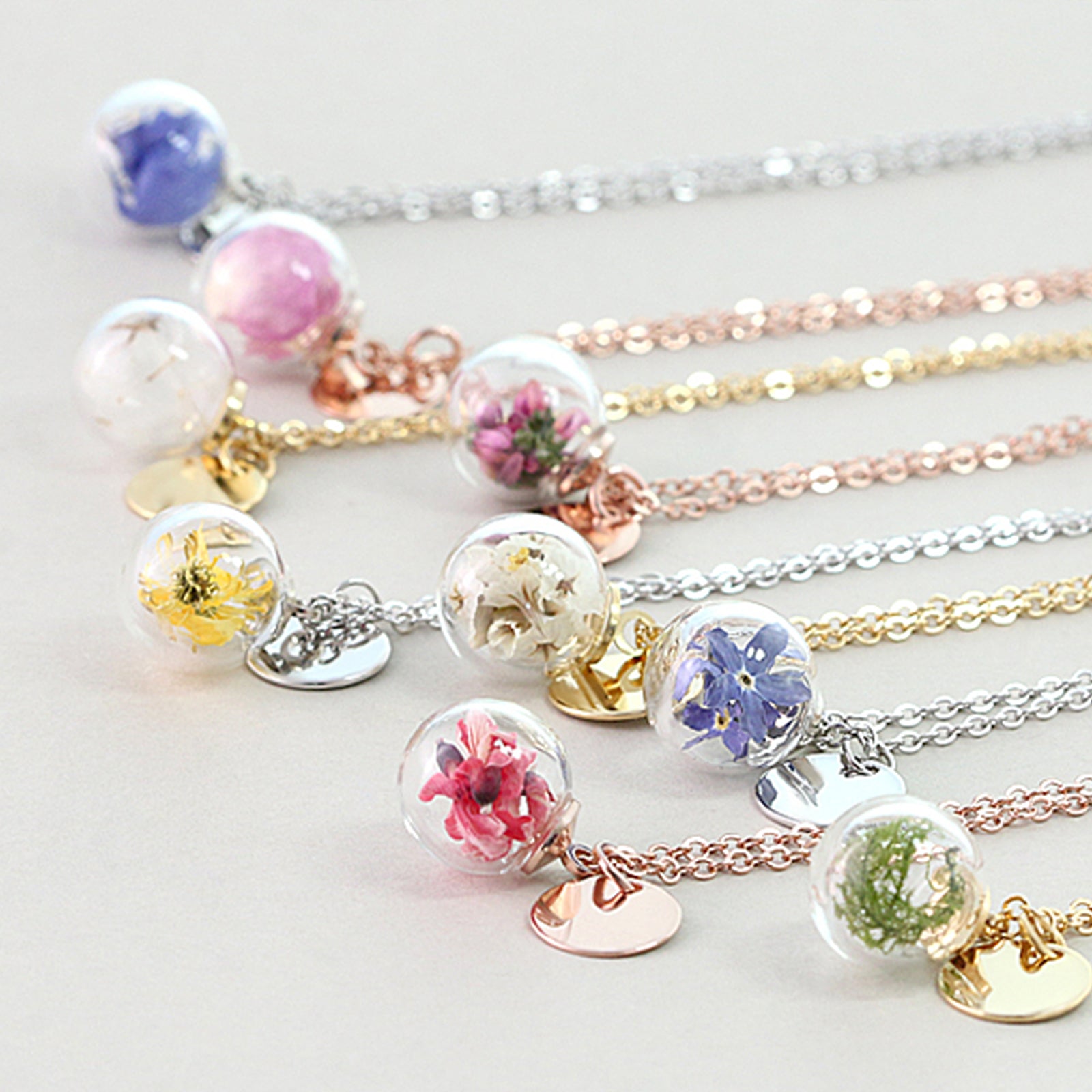 Personalized necklace with real flowers