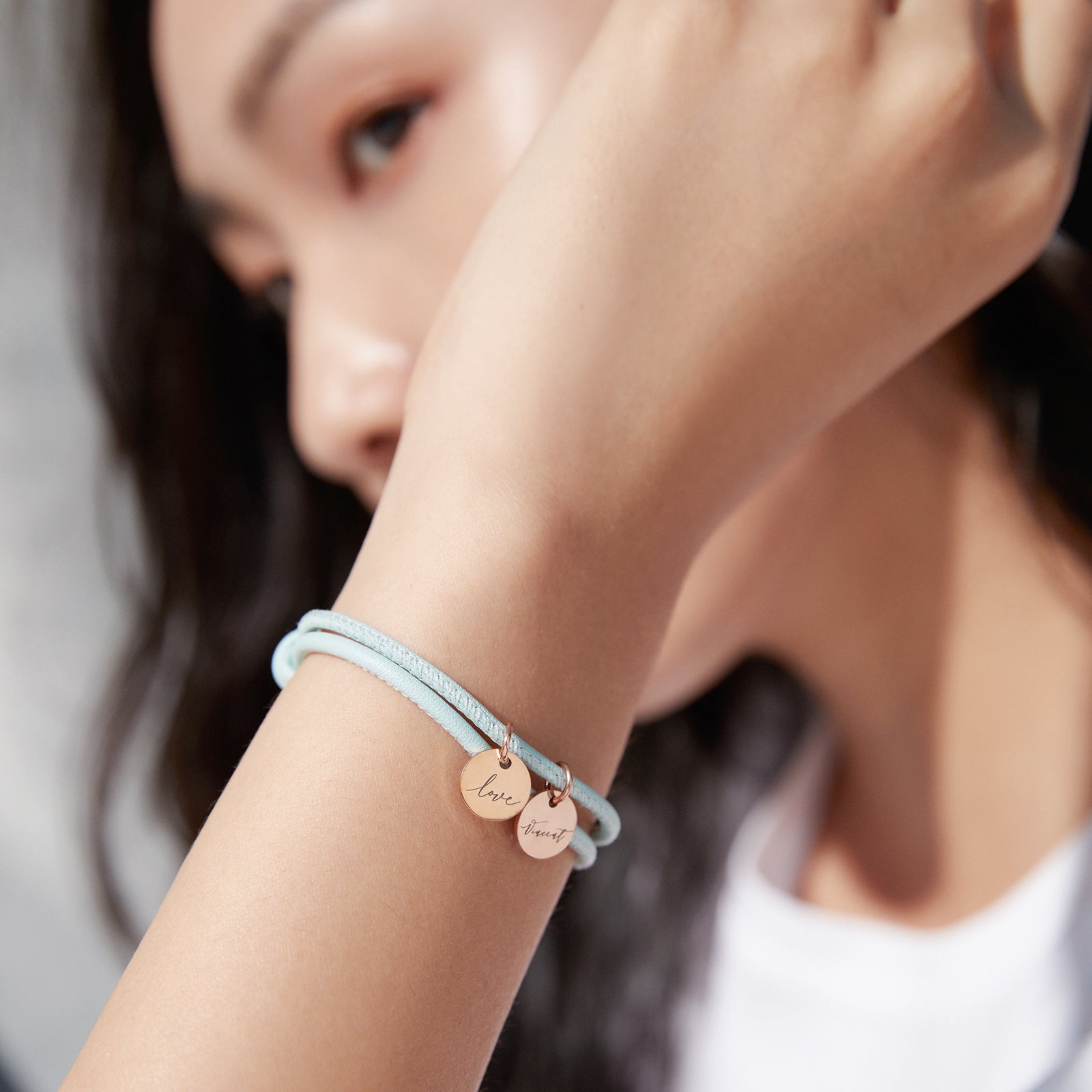 Leather bracelet with round plate - Personalized engraving - Adjustable leather bracelet - Various colors - Gift for her - A169