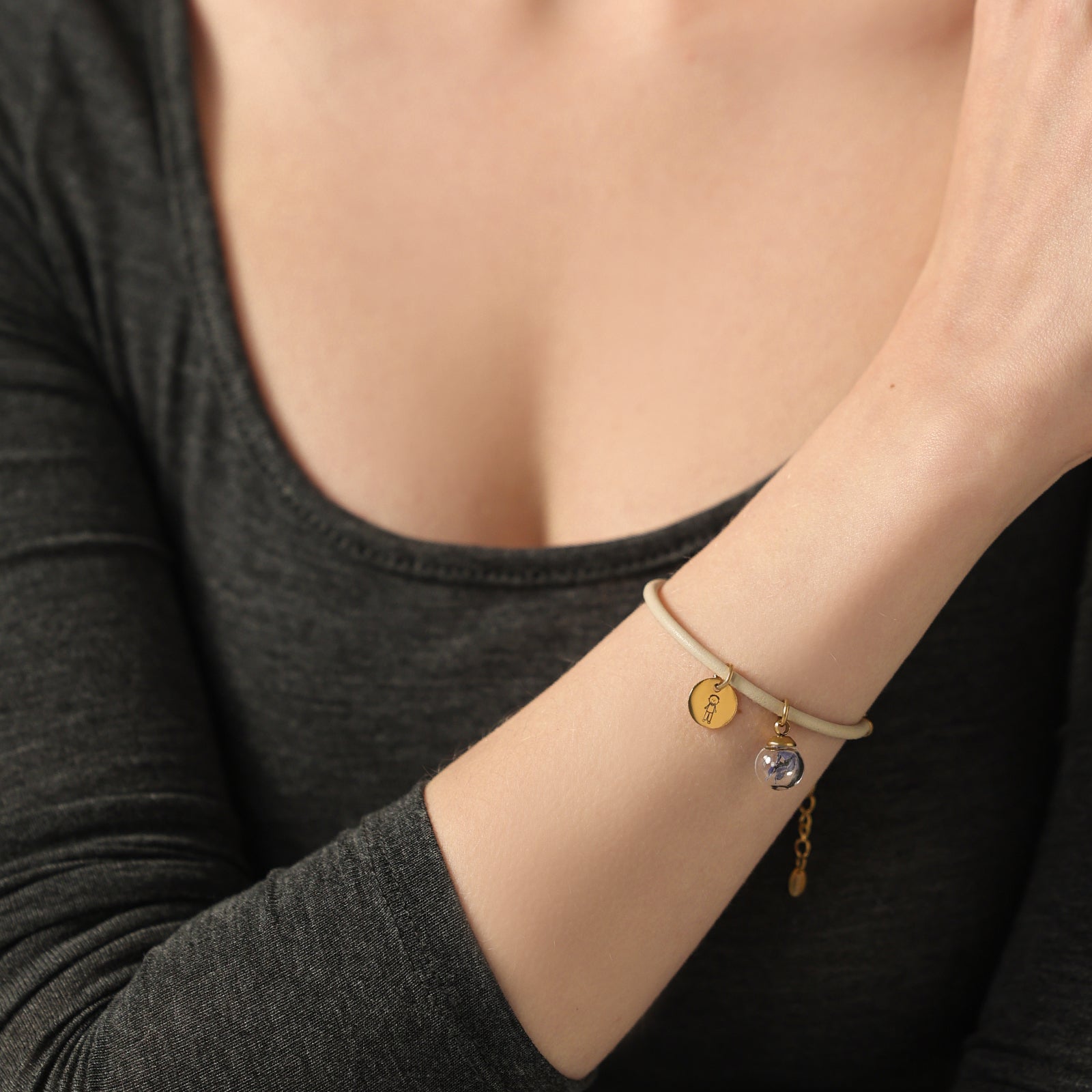 Personalized leather bracelet with real forget-me-not