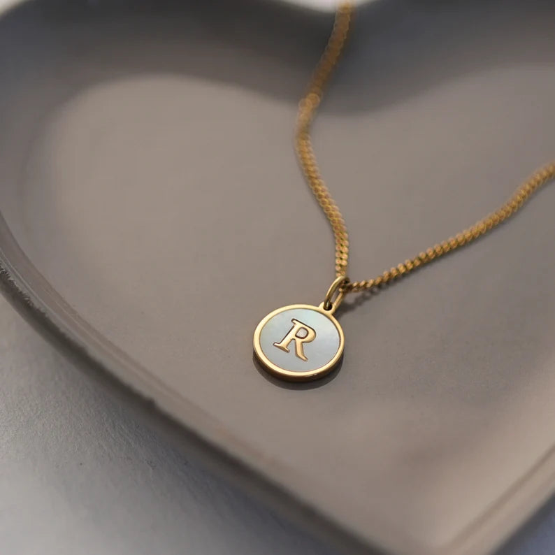Perlmutt Buchstabenkette - Edelstahl 18k vergoldet - VIVIANNASCHMUCK
