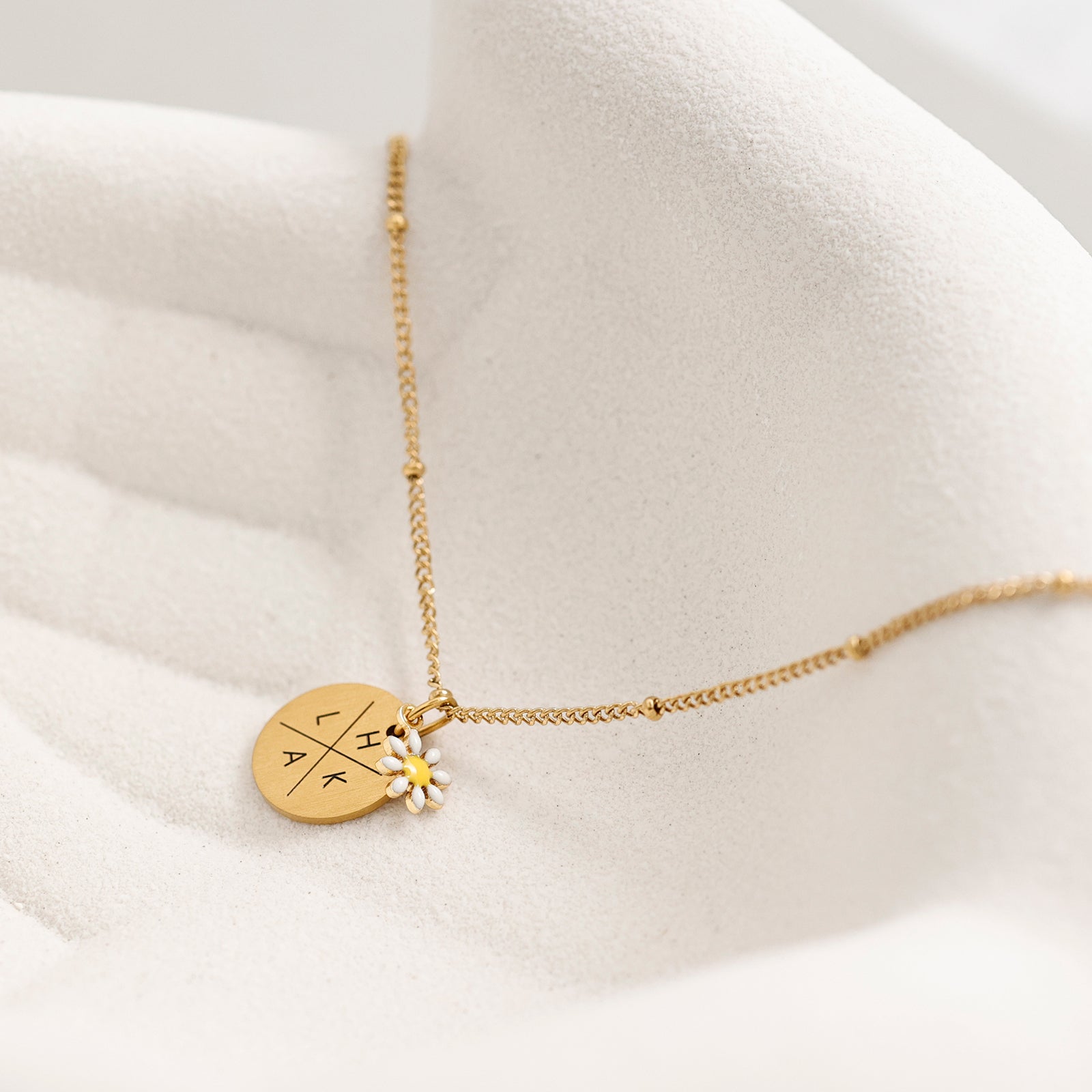 Personalisierte Plättchenkette mit Mini Gänseblümchen - Kugelkette mit Wunschgravur - Familienkette - Namenskette - Florale Schmuck - KE018 - VIVIANNASCHMUCK