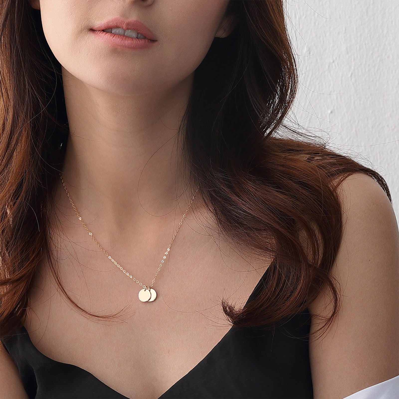 Personalized necklace with round plate