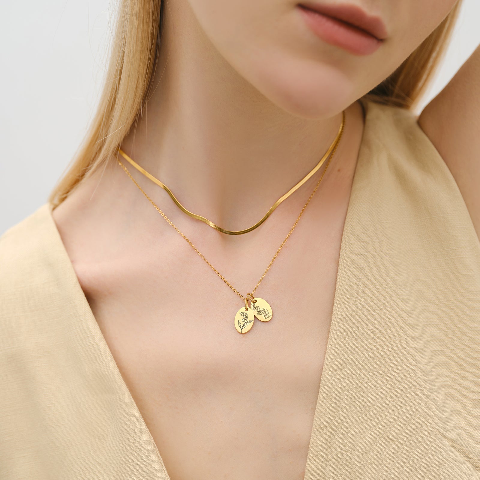 Personalized oval necklace with hand-drawn birth flowers