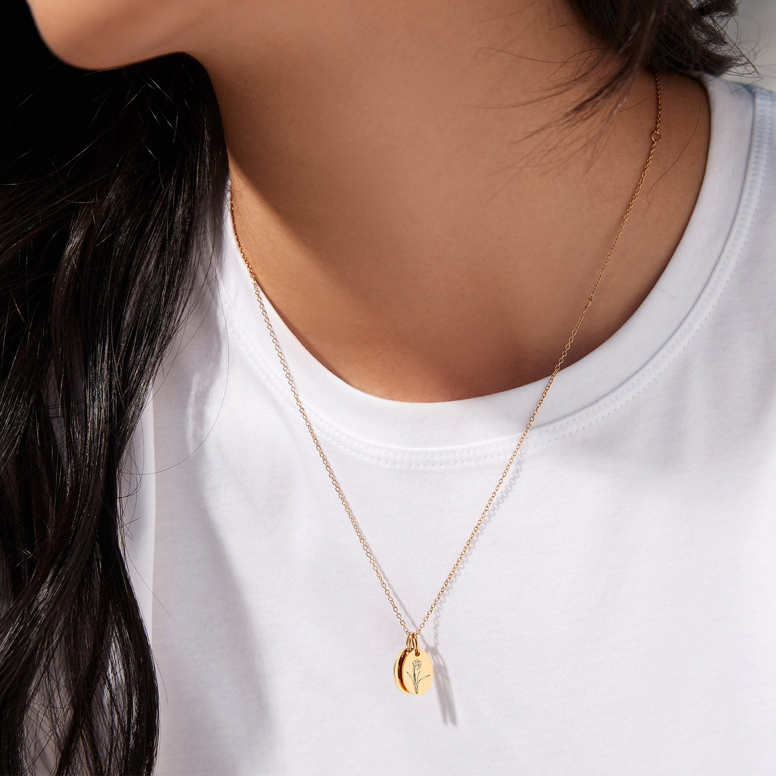 Personalized oval necklace with hand-drawn birth flowers