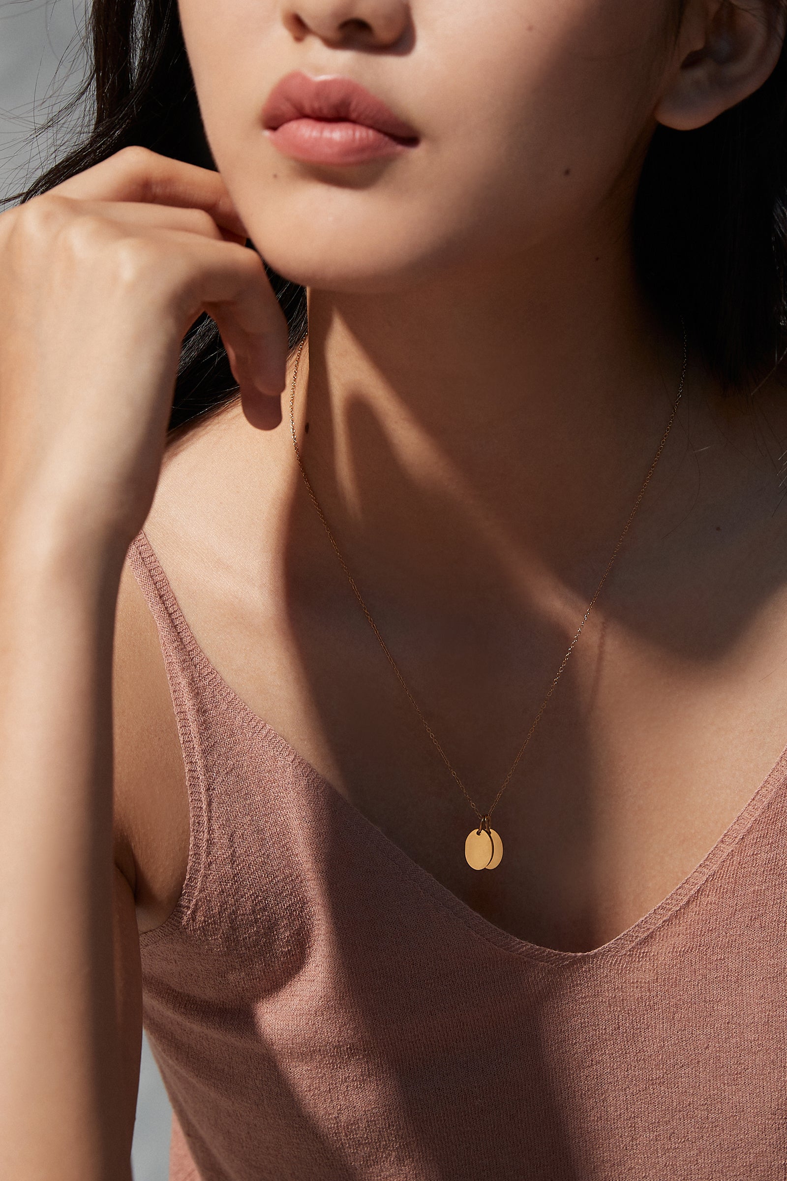Personalized oval necklace with hand-drawn birth flowers