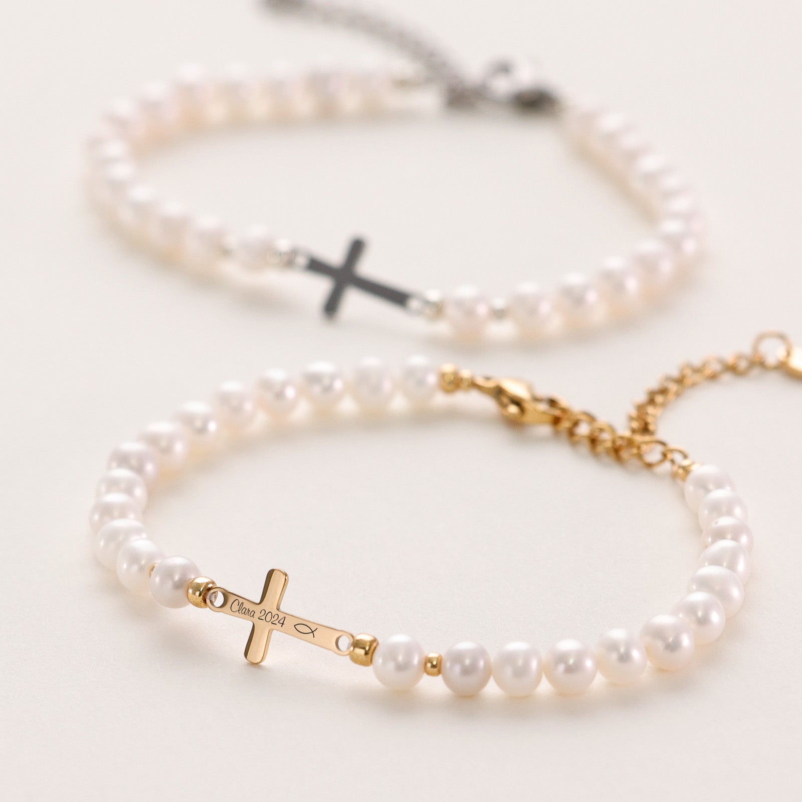 Süßwasserperlen Kreuz-Armband mit Gravur - Geschenk zur Konfirmation mit Karte