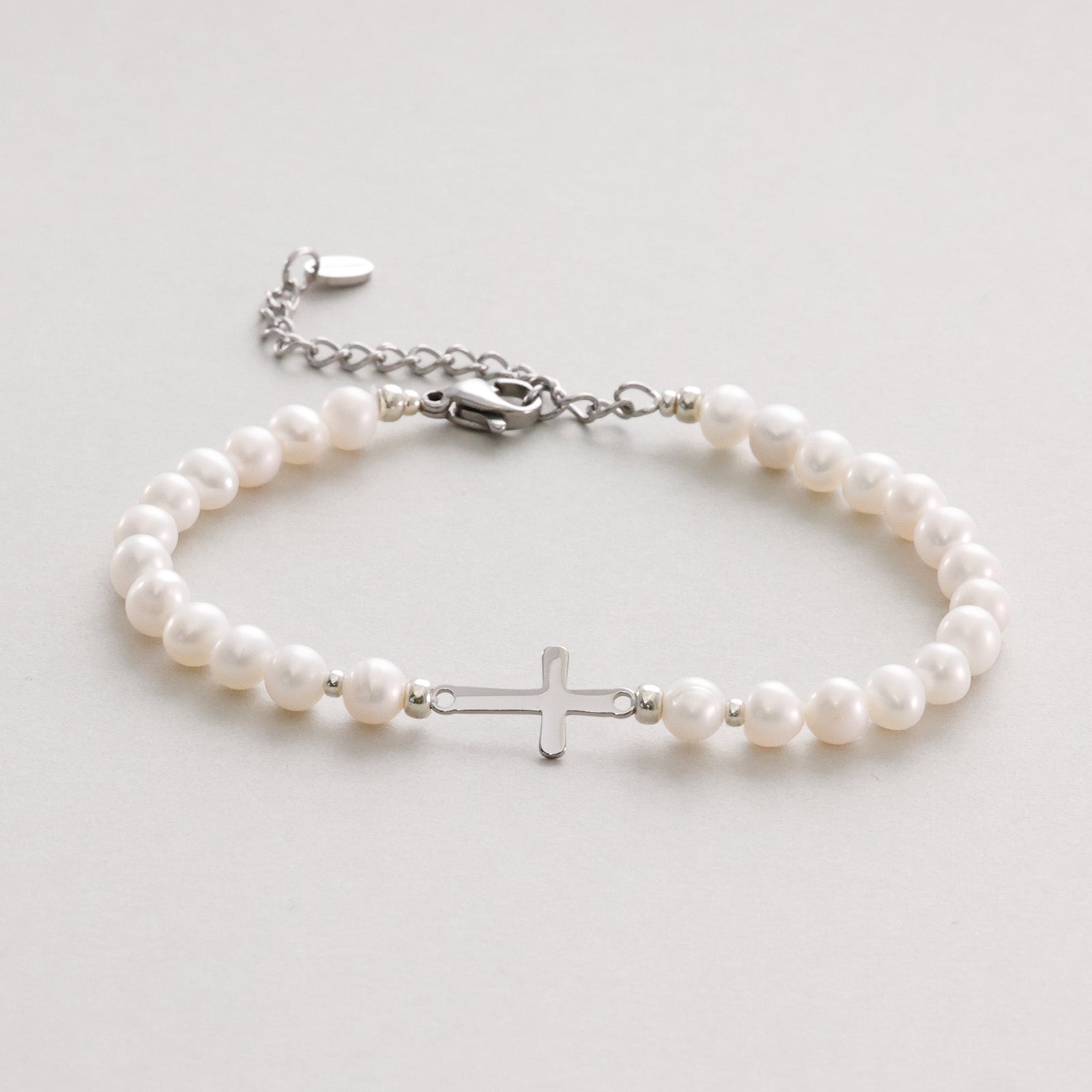 Süßwasserperlen Kreuz-Armband mit Gravur - Geschenk zur Konfirmation mit Karte