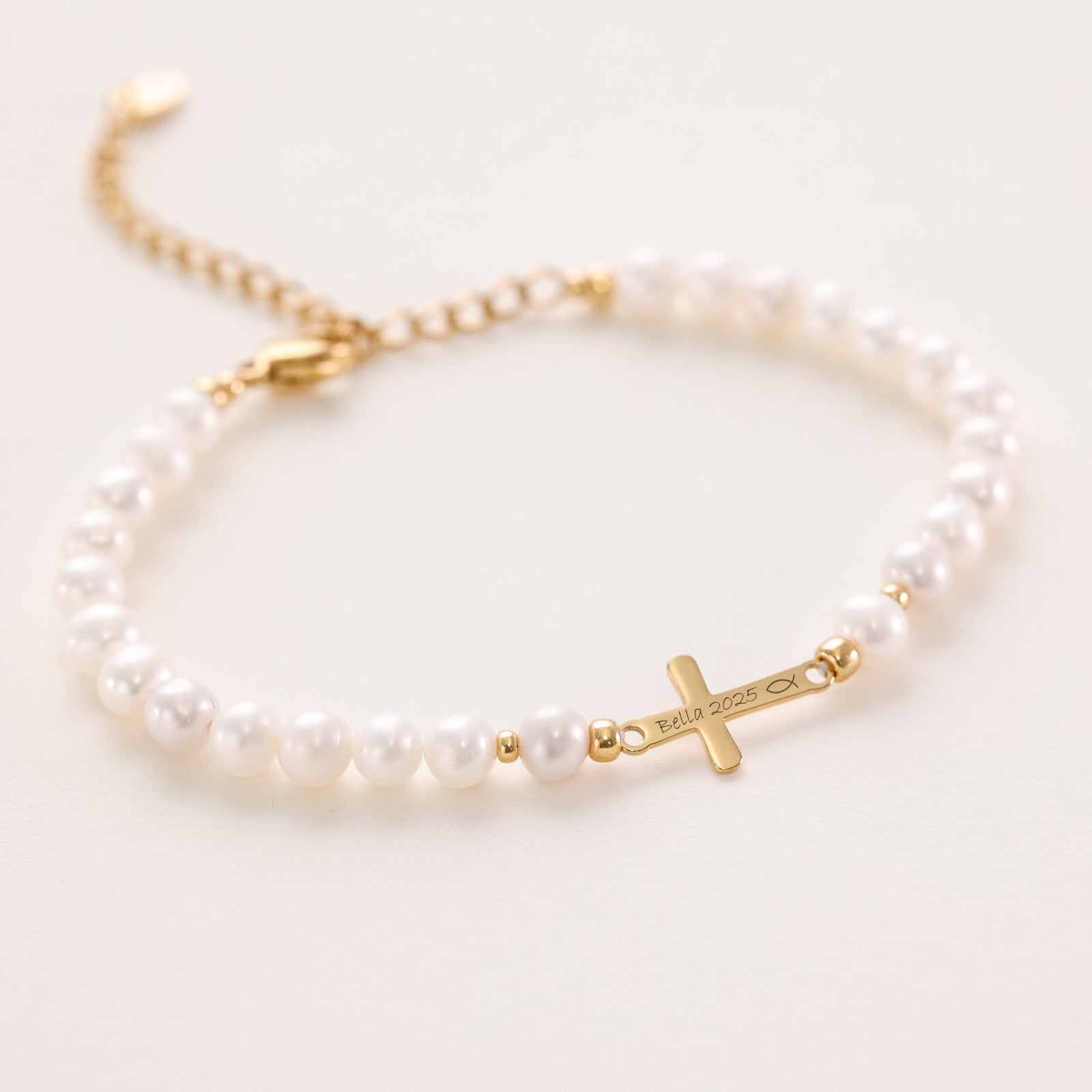 Süßwasserperlen Kreuz-Armband mit Gravur - Geschenk zur Konfirmation mit Karte