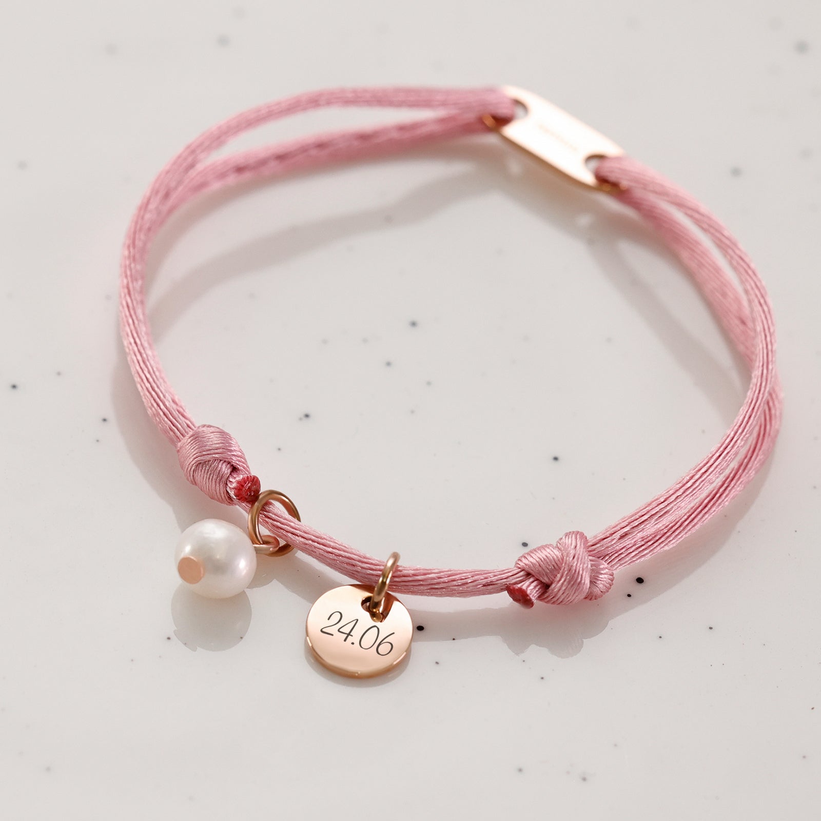 Satinarmband mit Süßwasserperle und Gravuranhänger