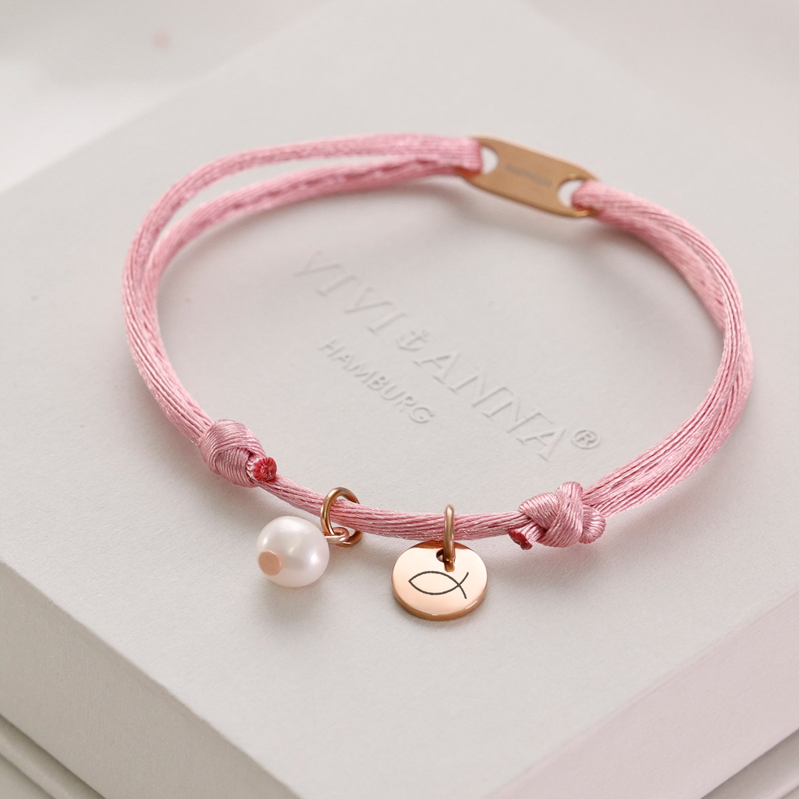 Satinarmband mit Süßwasserperle und Gravuranhänger