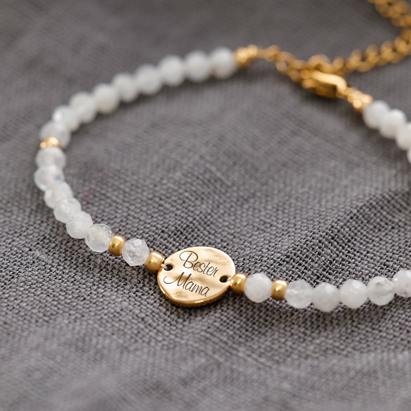 Mondstein Armband mit Hammerschlagplättchen - Geschenk für Mama mit Karte
