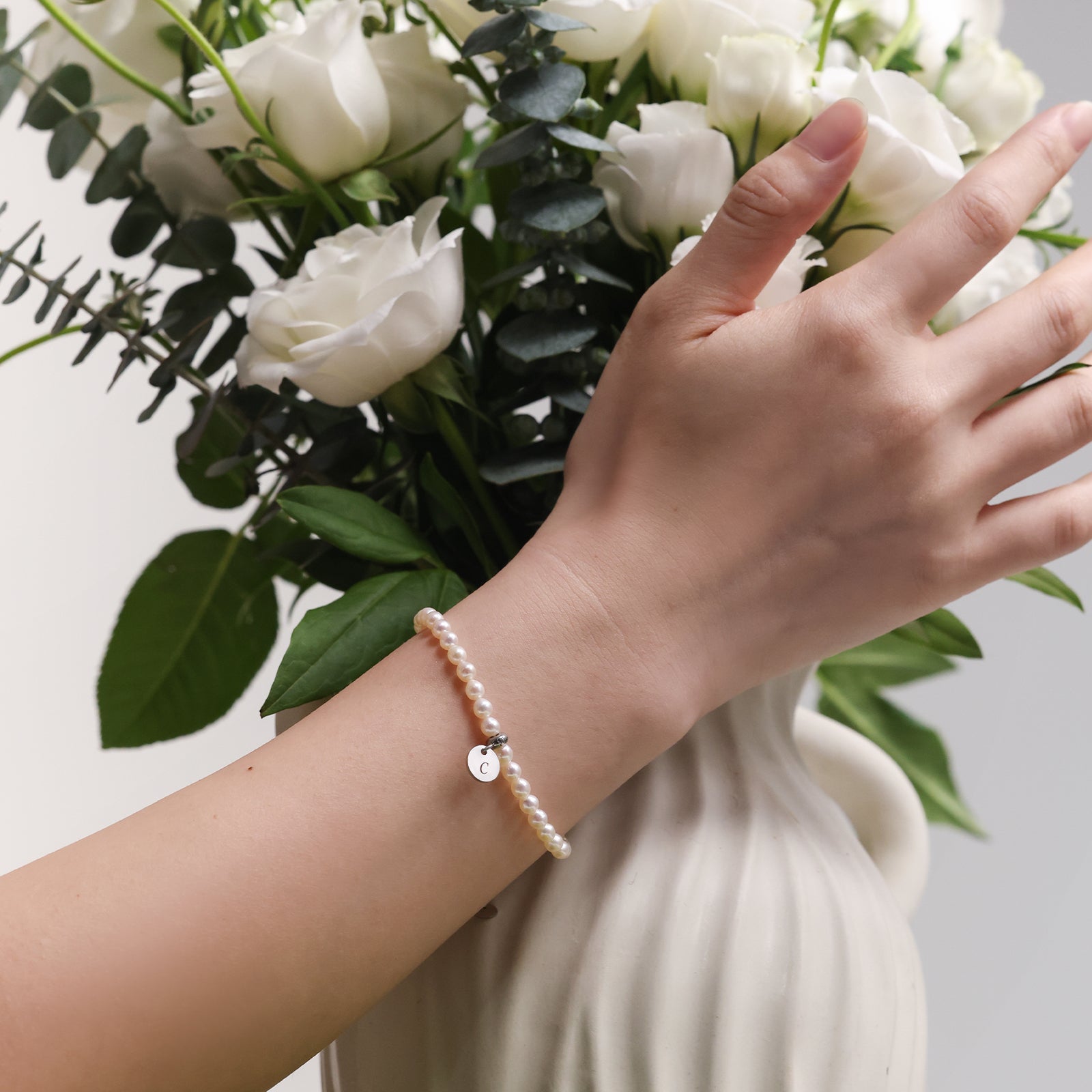 Perlenarmband aus Süßwasserperlen mit rundem Plättchen Damen Armband VIVIANNASCHMUCK